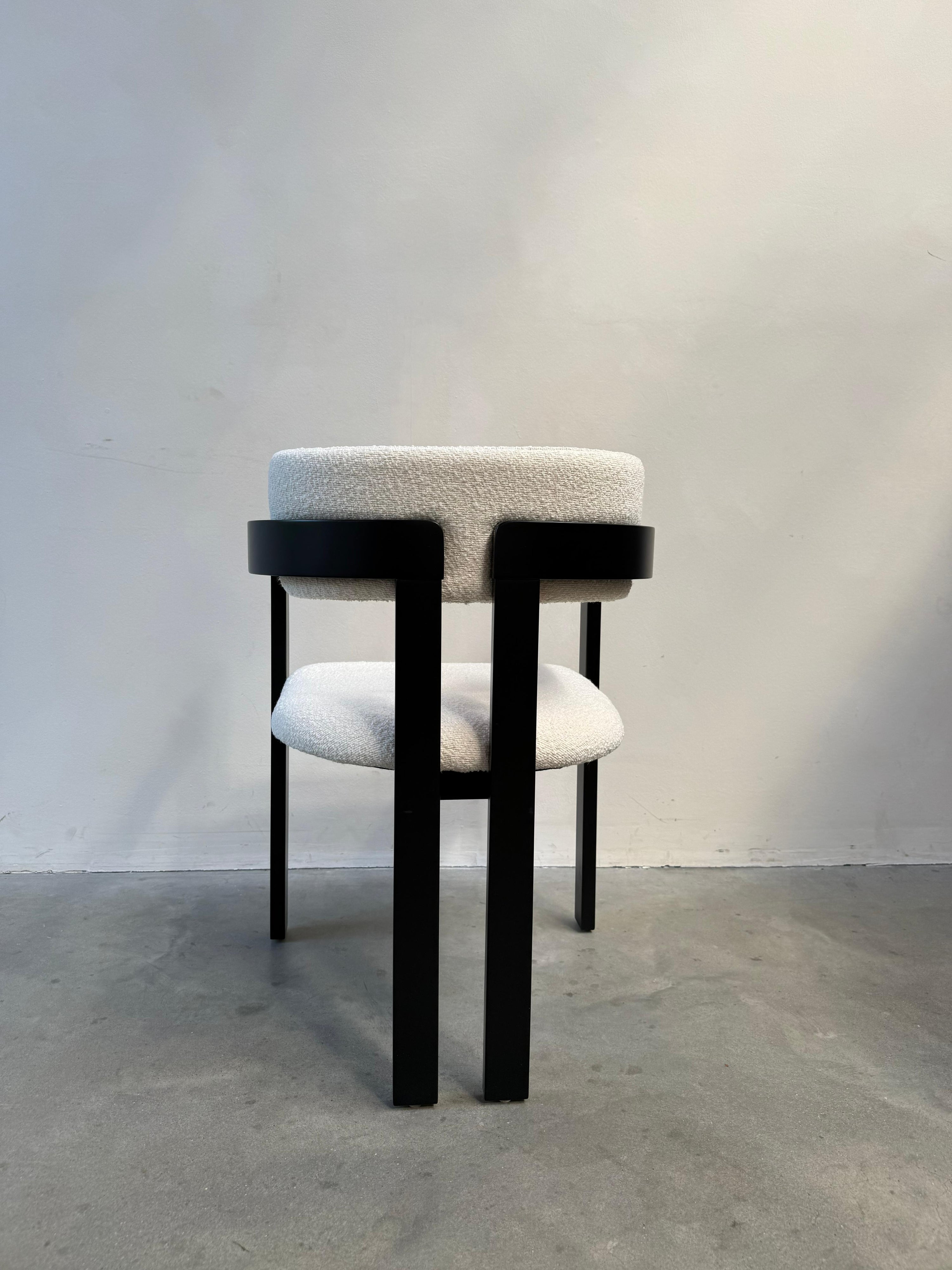 Japandi Eikenhouten Eetkamerstoel met Armleuningen