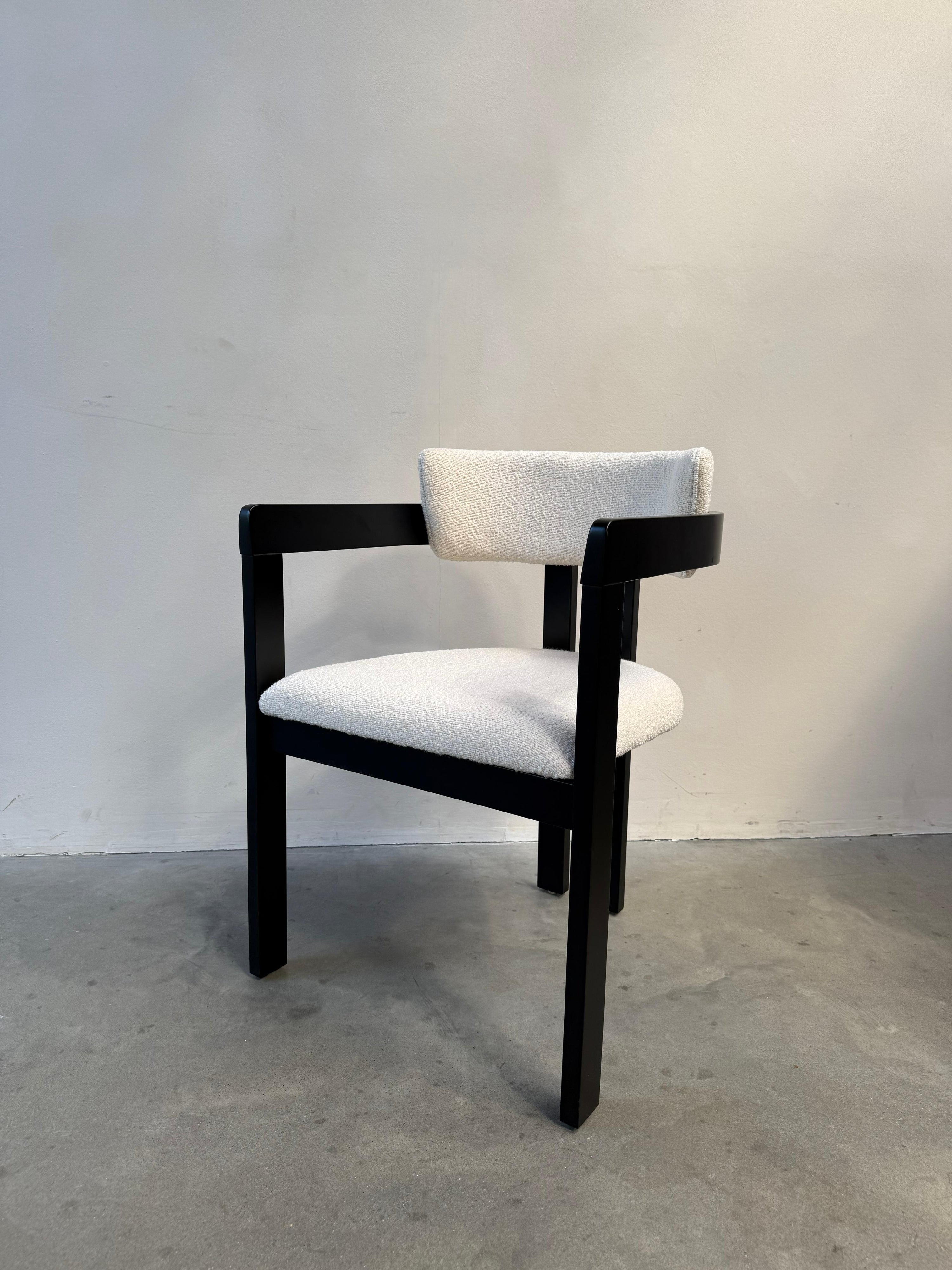 Japandi Eikenhouten Eetkamerstoel met Armleuningen