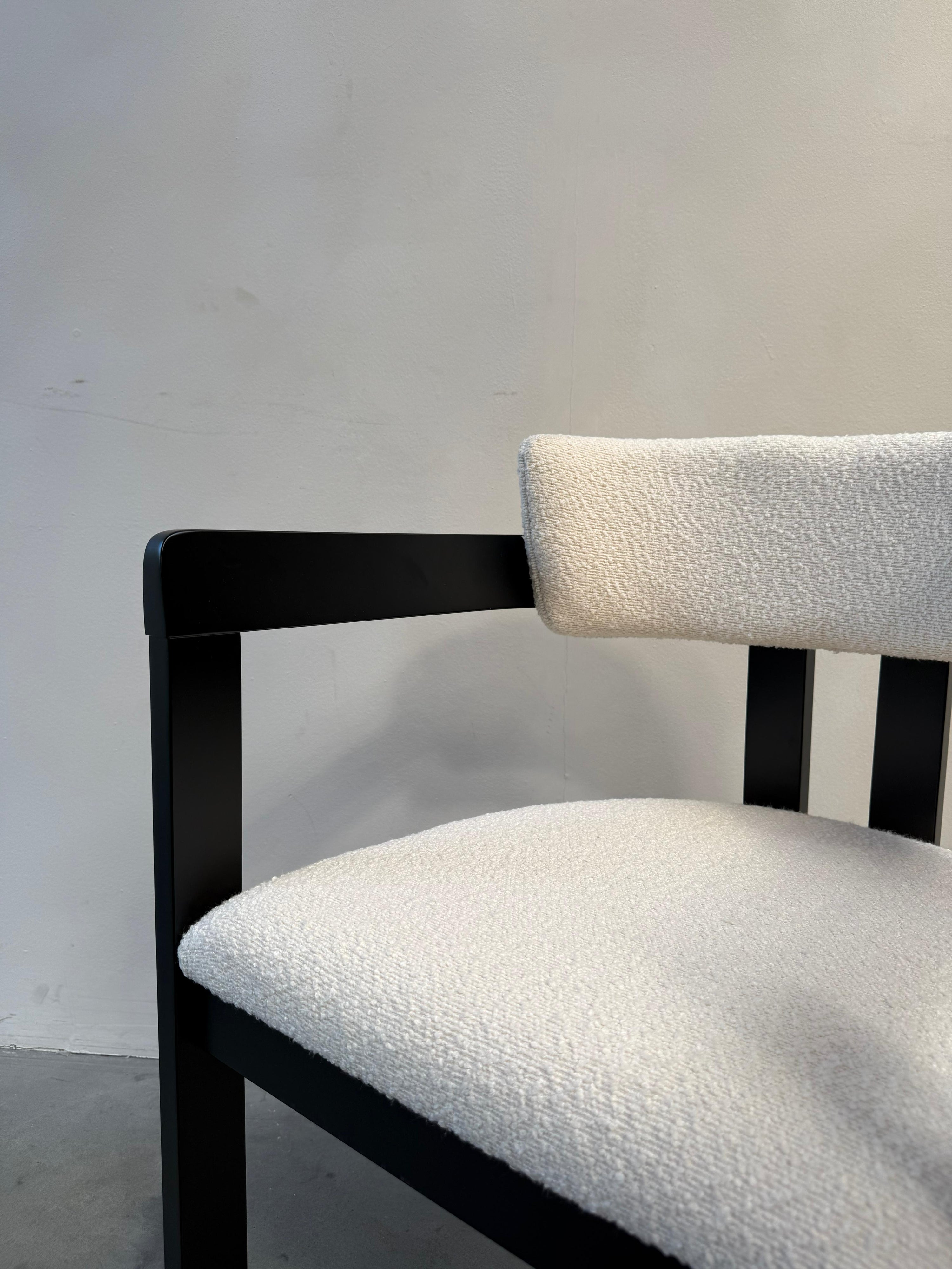 Japandi Eikenhouten Eetkamerstoel met Armleuningen