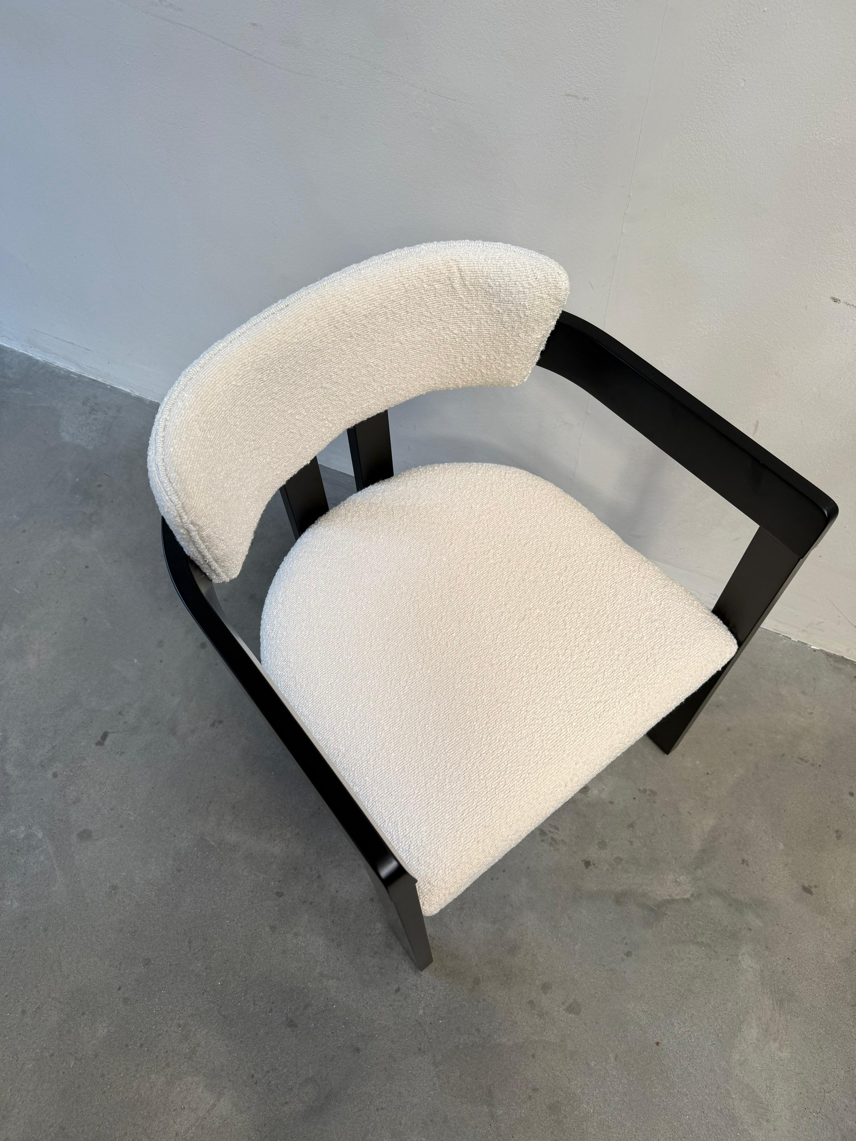 Japandi Eikenhouten Eetkamerstoel met Armleuningen